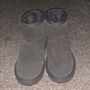 Gray emugg boots short